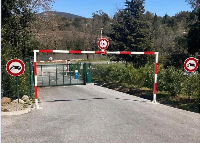 Les Restanques 10 Chenes 3 *